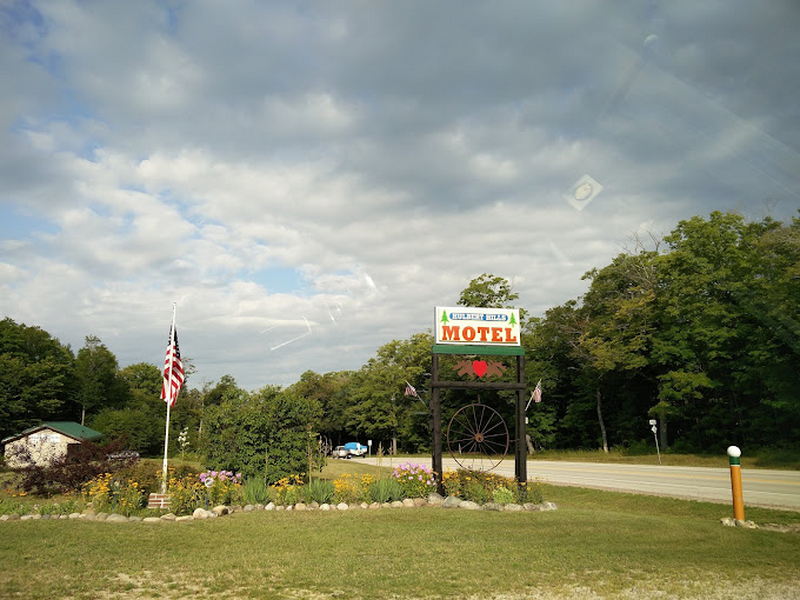 Hulbert Hills Motel - Photo From Web (newer photo)